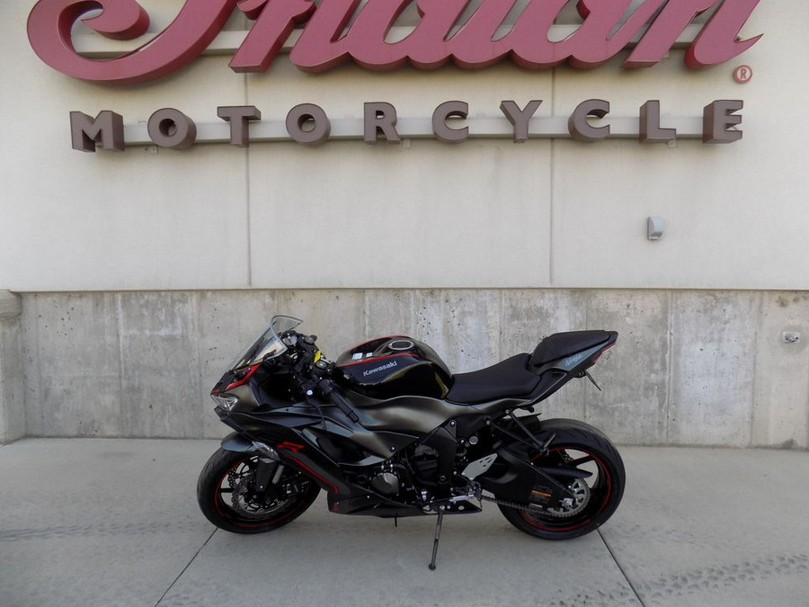 2023 Kawasaki Ninja® ZX™-6R Metallic Matte Graphenesteel Gray/Diablo Black