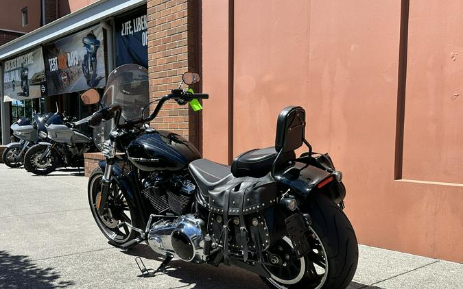 Harley-Davidson® Breakout® Vivid Black