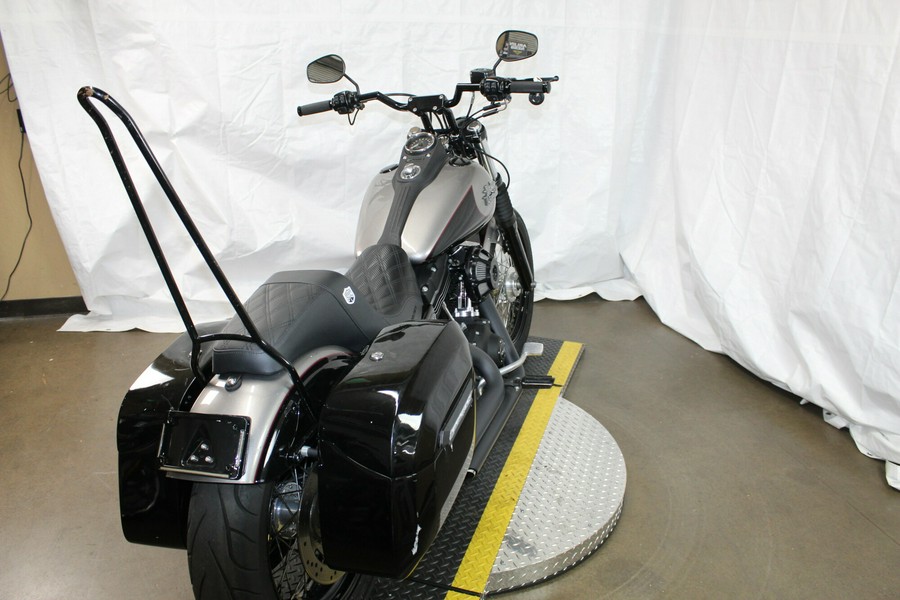 2016 Harley-Davidson® Street Bob® BIL SLVR/V BLK W/PINSTRIPE