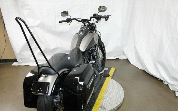 2016 Harley-Davidson® Street Bob® BIL SLVR/V BLK W/PINSTRIPE