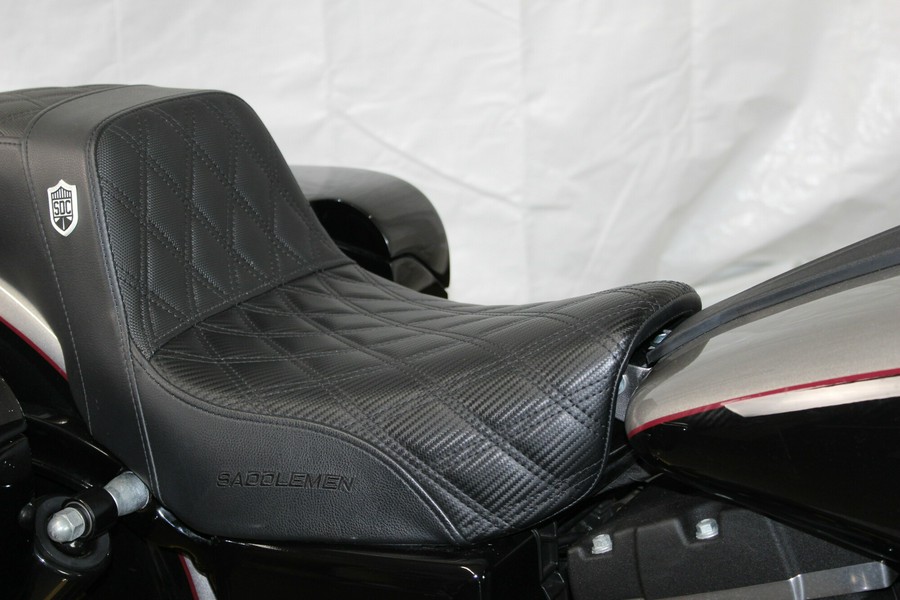 2016 Harley-Davidson® Street Bob® BIL SLVR/V BLK W/PINSTRIPE