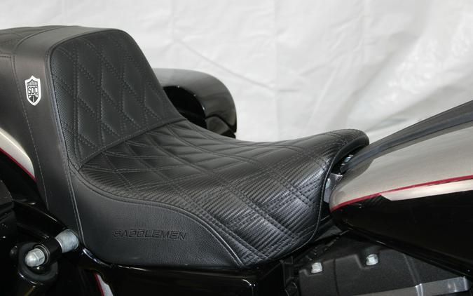 2016 Harley-Davidson® Street Bob® BIL SLVR/V BLK W/PINSTRIPE