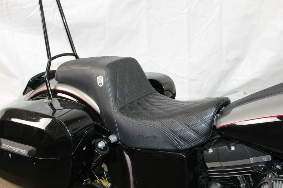 2016 Harley-Davidson® Street Bob® BIL SLVR/V BLK W/PINSTRIPE
