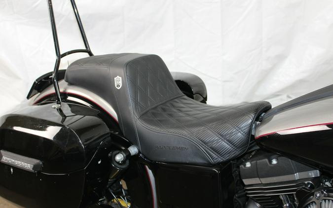 2016 Harley-Davidson® Street Bob® BIL SLVR/V BLK W/PINSTRIPE