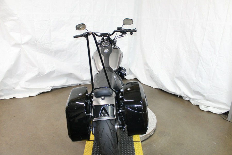 2016 Harley-Davidson® Street Bob® BIL SLVR/V BLK W/PINSTRIPE
