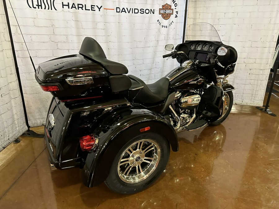 2024 Harley-Davidson Tri Glide Ultra FLHTCUTG Vivid Black