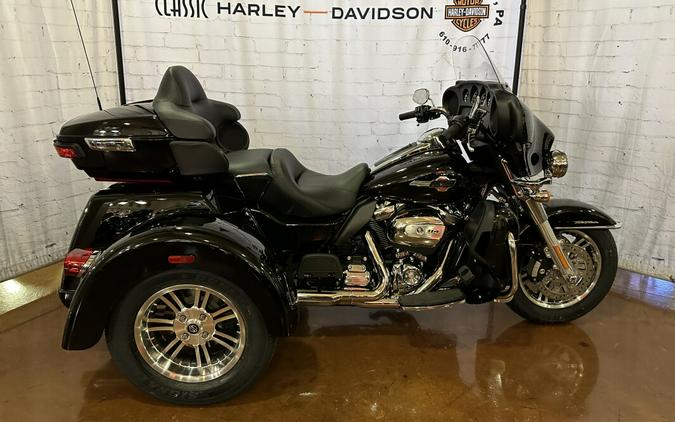 2024 Harley-Davidson Tri Glide Ultra FLHTCUTG Vivid Black