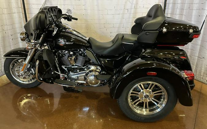 2024 Harley-Davidson Tri Glide Ultra FLHTCUTG Vivid Black