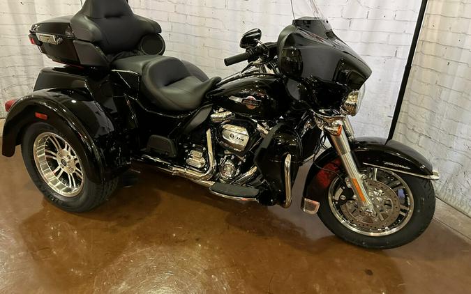 2024 Harley-Davidson Tri Glide Ultra FLHTCUTG Vivid Black