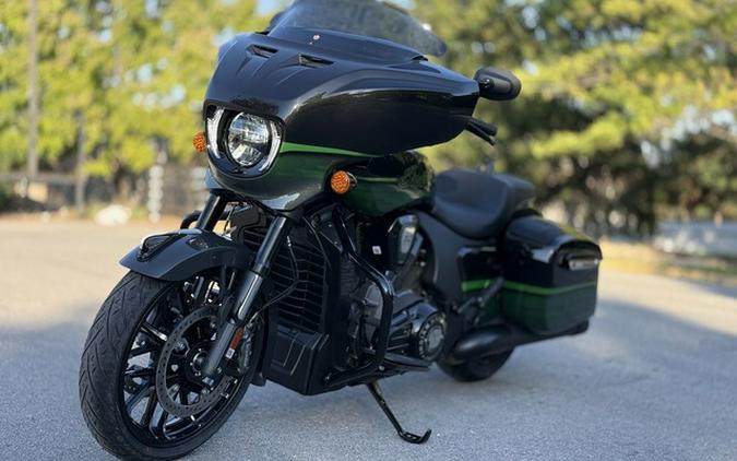 2026 Indian Chieftain Powerplus Dark Horse Signature Series Abyss Metallic / Cypher Gr