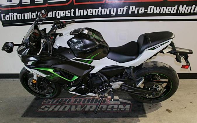 2022 Kawasaki Ninja® 650 ABS Pearl Robotic White/Metallic Carbon Gray