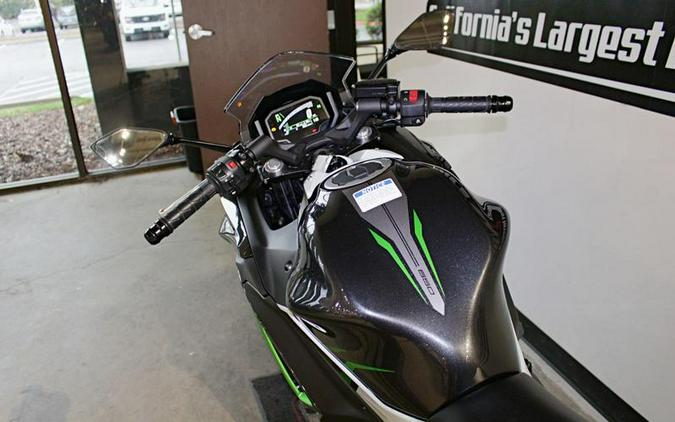 2022 Kawasaki Ninja® 650 ABS Pearl Robotic White/Metallic Carbon Gray
