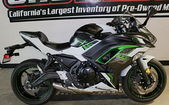 2022 Kawasaki Ninja® 650 ABS Pearl Robotic White/Metallic Carbon Gray