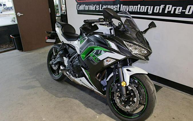 2022 Kawasaki Ninja® 650 ABS Pearl Robotic White/Metallic Carbon Gray