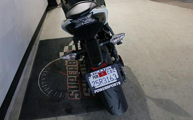 2022 Kawasaki Ninja® 650 ABS Pearl Robotic White/Metallic Carbon Gray