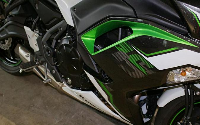 2022 Kawasaki Ninja® 650 ABS Pearl Robotic White/Metallic Carbon Gray