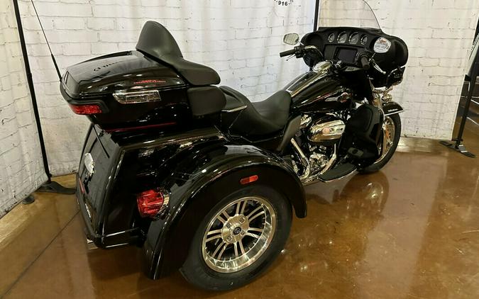 2024 Harley-Davidson Tri Glide Ultra FLHTCUTG Vivid Black