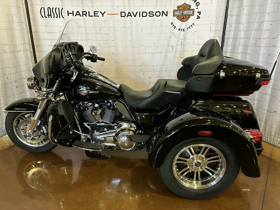 2024 Harley-Davidson Tri Glide Ultra FLHTCUTG Vivid Black