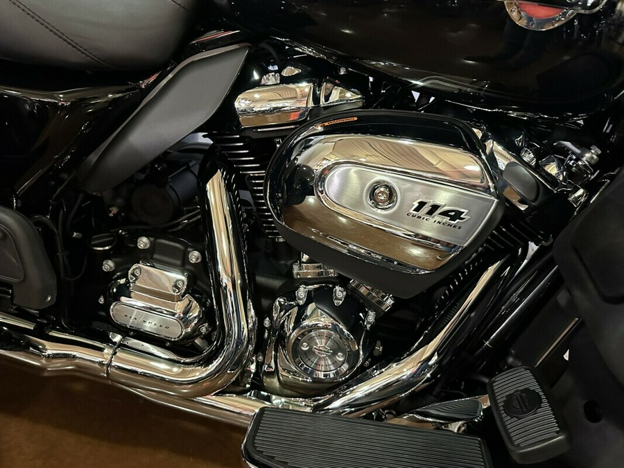 2024 Harley-Davidson Tri Glide Ultra FLHTCUTG Vivid Black