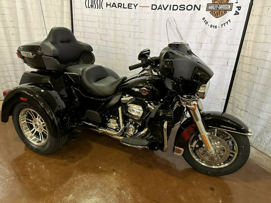 2024 Harley-Davidson Tri Glide Ultra FLHTCUTG Vivid Black