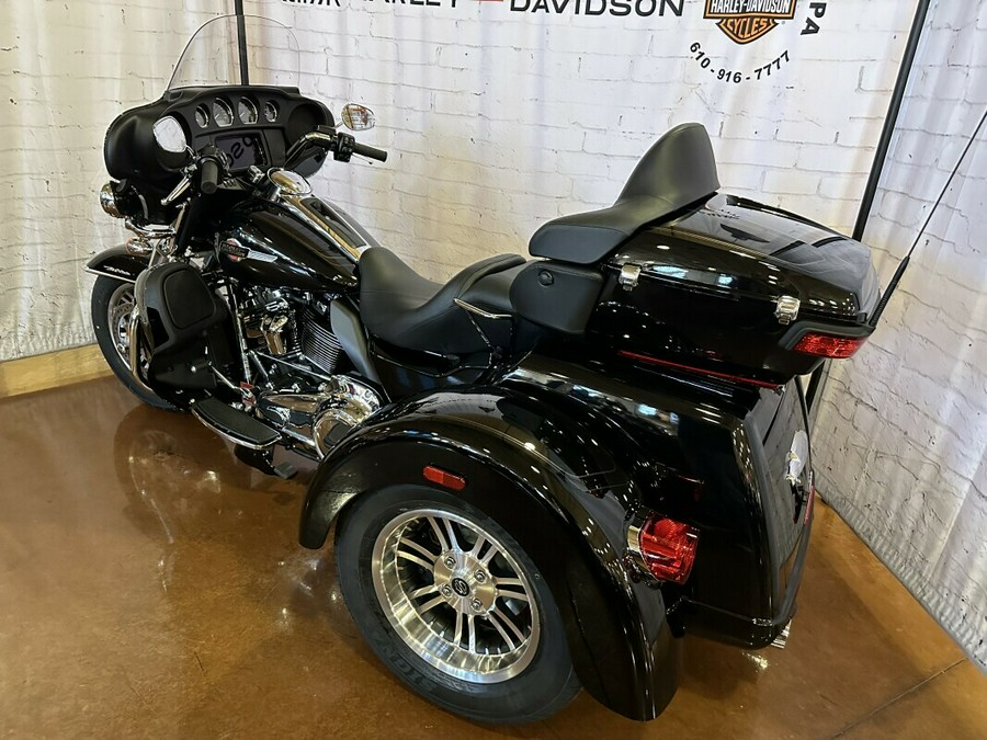 2024 Harley-Davidson Tri Glide Ultra FLHTCUTG Vivid Black