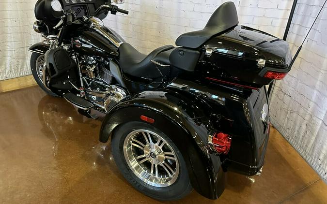 2024 Harley-Davidson Tri Glide Ultra FLHTCUTG Vivid Black