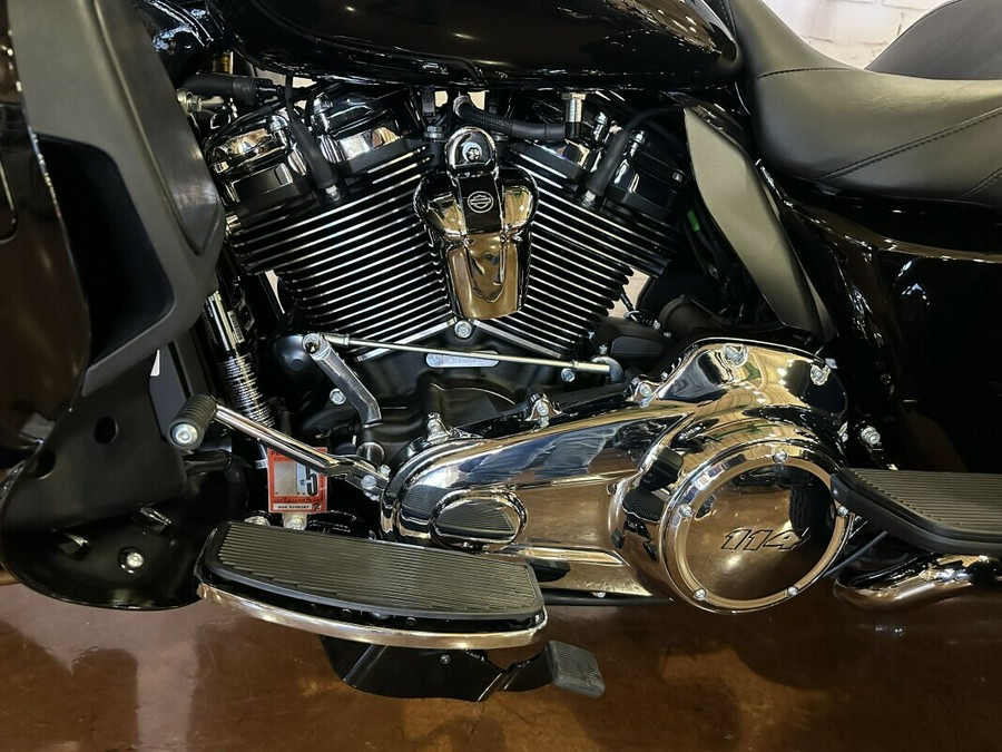 2024 Harley-Davidson Tri Glide Ultra FLHTCUTG Vivid Black