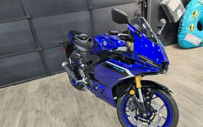 New 2025 YAMAHA YZFR3 ABS