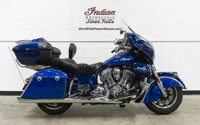 2017 Indian Motorcycle® Roadmaster® Icon Blue Sapphire & Brilliant Blue