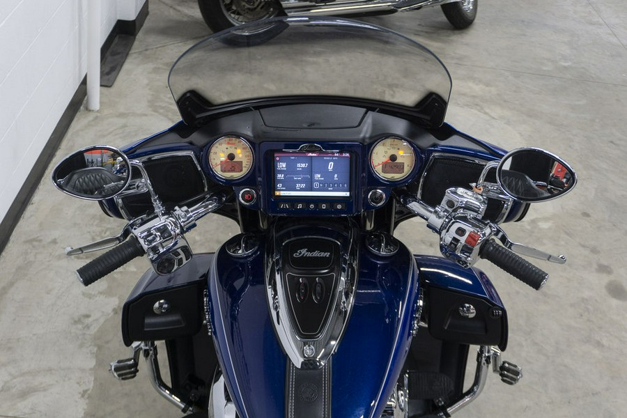 2017 Indian Motorcycle® Roadmaster® Icon Blue Sapphire & Brilliant Blue