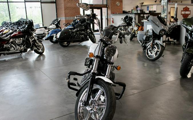 2016 Harley-Davidson® Street Bob® Crushed Ice Pearl