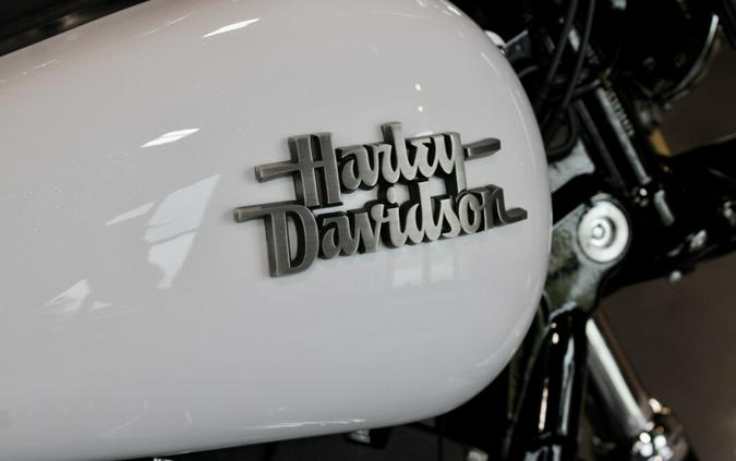 2016 Harley-Davidson® Street Bob® Crushed Ice Pearl