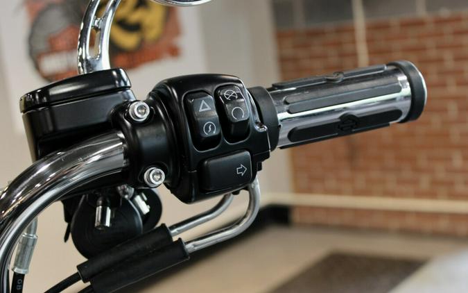 2016 Harley-Davidson® Street Bob® Crushed Ice Pearl
