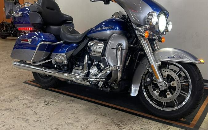 CERTIFIED PRE-OWNED 2017 Harley-Davidson Ultra Limited Two-Tone Superior Blue/Billet Silver FLHTK