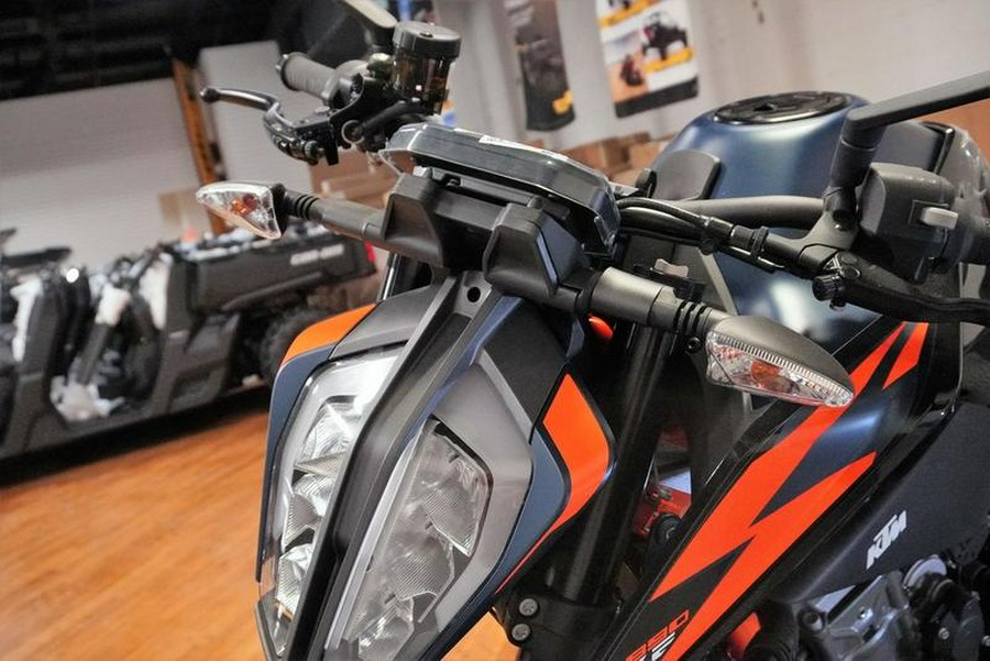 2023 KTM 890 Duke R