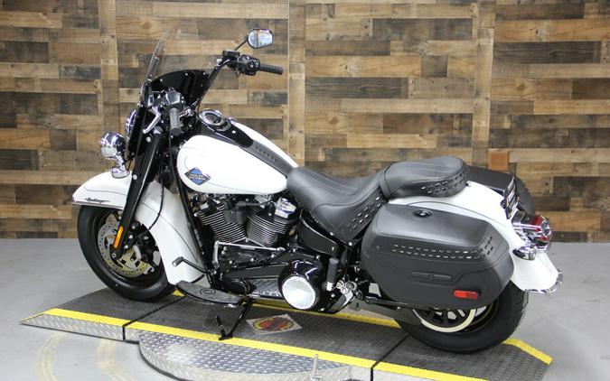 2025 Harley-Davidson Heritage Classic® White Onyx w/Cast Wheels