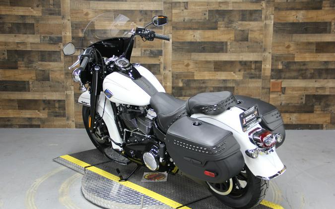 2025 Harley-Davidson Heritage Classic® White Onyx w/Cast Wheels