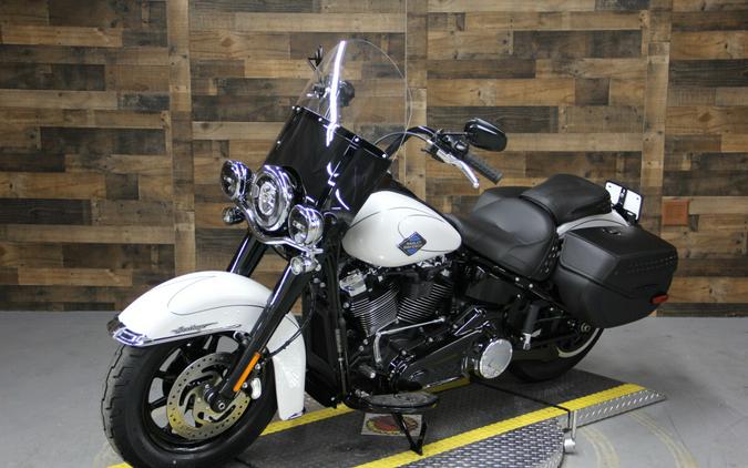 2025 Harley-Davidson Heritage Classic® White Onyx w/Cast Wheels