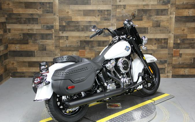2025 Harley-Davidson Heritage Classic® White Onyx w/Cast Wheels