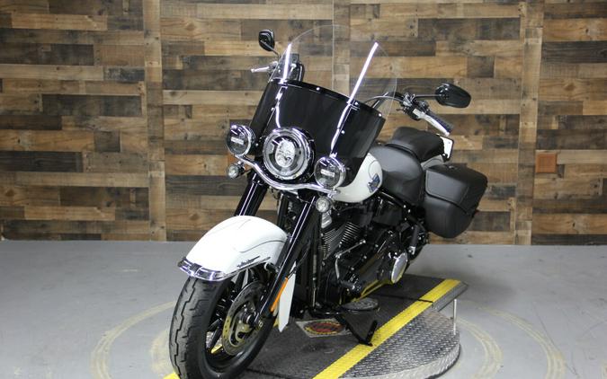 2025 Harley-Davidson Heritage Classic® White Onyx w/Cast Wheels
