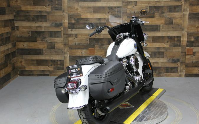 2025 Harley-Davidson Heritage Classic® White Onyx w/Cast Wheels