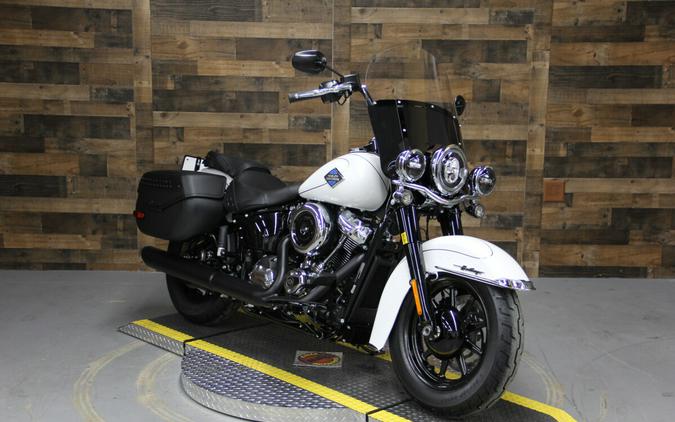 2025 Harley-Davidson Heritage Classic® White Onyx w/Cast Wheels