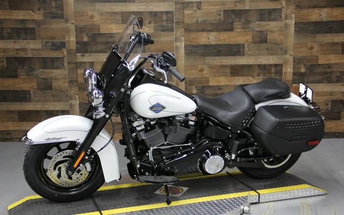 2025 Harley-Davidson Heritage Classic® White Onyx w/Cast Wheels