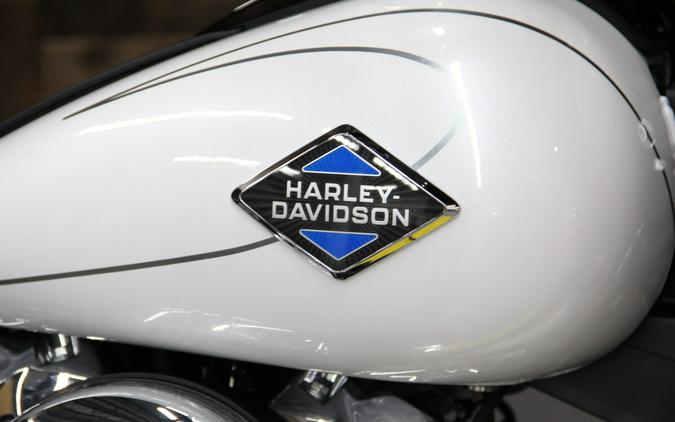 2025 Harley-Davidson Heritage Classic® White Onyx w/Cast Wheels