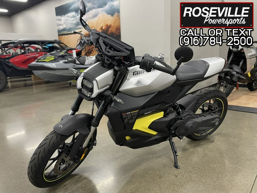 2025 Can-Am Pulse® 73