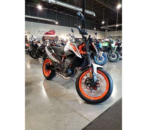 2020 KTM 890 Duke R Review: Faster, Better (17 Fast Facts)