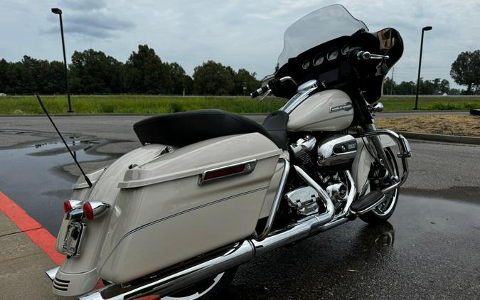 2022 Harley-Davidson Street Glide White Sand Pearl