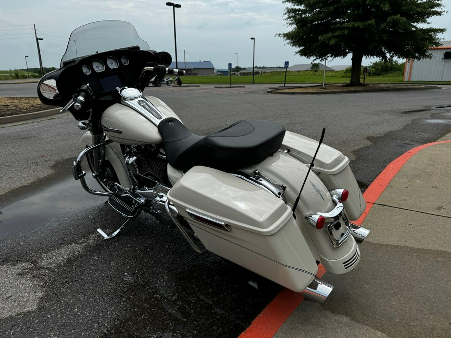 2022 Harley-Davidson Street Glide White Sand Pearl