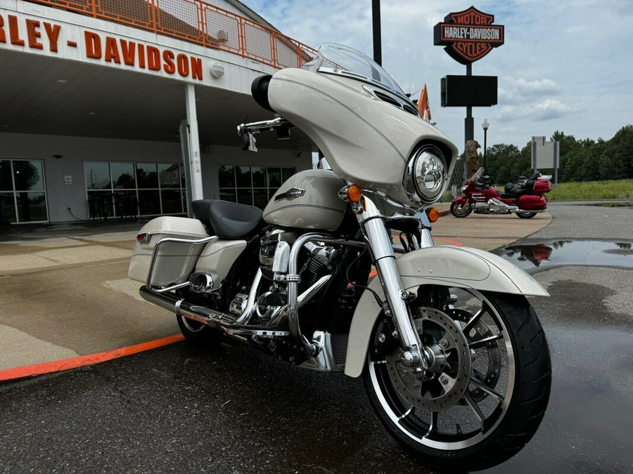 2022 Harley-Davidson Street Glide White Sand Pearl