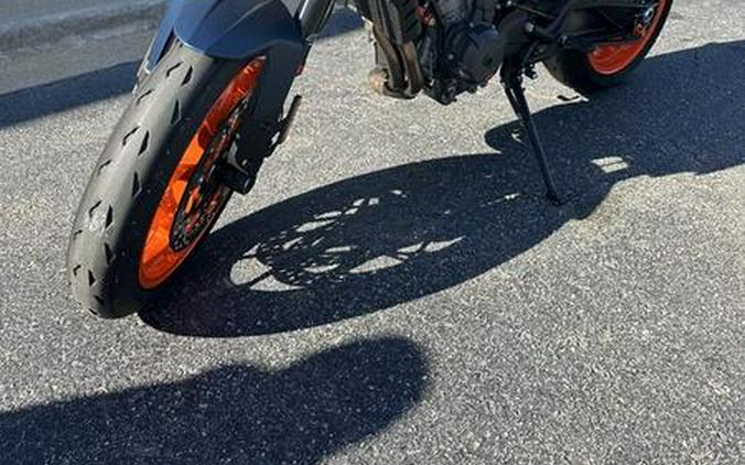 2022 KTM Duke 890 R